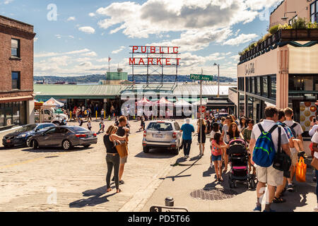 Seattle, Washington, Stati Uniti d'America - 6 Luglio 2018: Il Mercato di Pike Place o Public Market Center nella stagione estiva, Seattle, Washington, Stati Uniti d'America Foto Stock