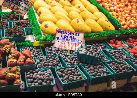 Seattle, Washington, Stati Uniti d'America - Luglio 6, 2018: frutta fresca sono offerti in vendita al Pikes Place Market a Seattle, Washington, Stati Uniti d'America Foto Stock