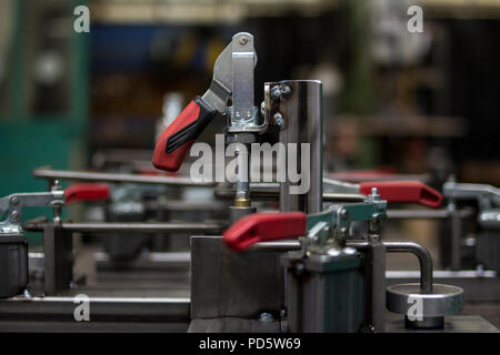 Forma costruttiva strumento per la saldatura e la lavorazione di pezzi di metallo di ferro o di acciaio in una fabbrica industriale di primo piano Foto Stock