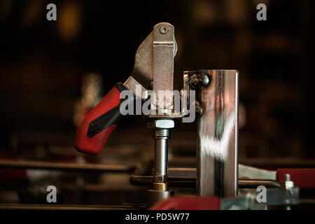 Costruzione strumento forma con la leva per fissare pezzi per saldatura e metallo di elaborazione di ferro o di acciaio in una fabbrica industriale closeup.jpg Foto Stock