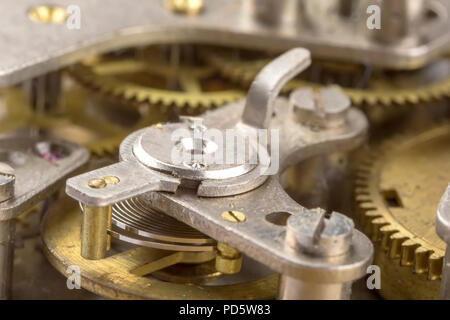 Macro shot del meccanismo ad orologeria ingranaggi all'interno del vecchio orologio Foto Stock