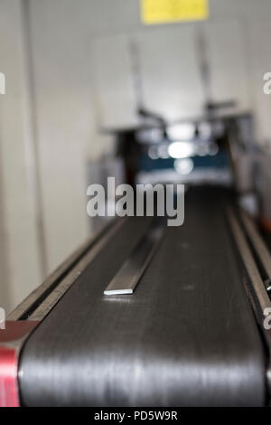 Barra piatta di metallo in acciaio costruzione industriale di linea di produzione automatizzata di area di lavoro Foto Stock