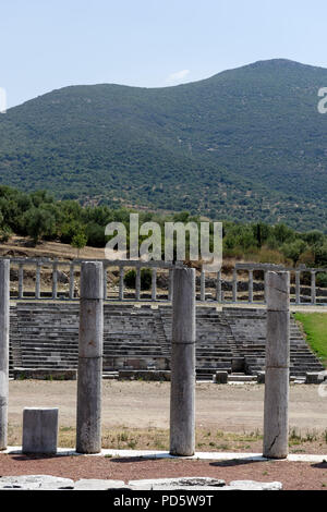 La sezione della palestra colonnato dorico con una vista dello stadio e posti a sedere. Antica Messene. Peloponneso. La Grecia. Antica Messene fu fondata sul Foto Stock