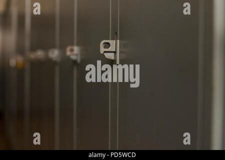 Grigio neutro di armadietti con lucchetto serrature per palestra,  spogliatoio, azienda, scuola per personal storage Foto stock - Alamy