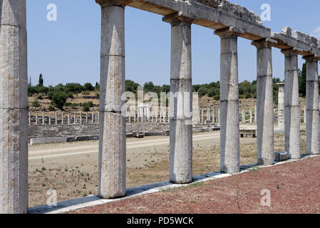 La sezione della palestra colonnato dorico con una vista dello stadio e posti a sedere. Antica Messene. Peloponneso. La Grecia. Antica Messene fu fondata sul Foto Stock