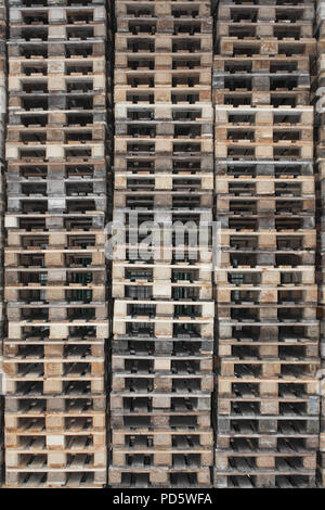 Grande stack di lotti di palette di legno per il trasporto o la spedizione Carrello Il carrello di sollevamento del carrello per movimentazione pallet Foto Stock