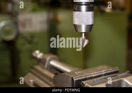 Industrial classico verde macchina con morsa in officina per metallo lavoro artigianale con svasatura scambiabile punta da trapano Foto Stock