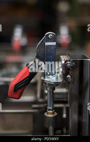 La leva per fissare i pezzi su una forma di costruzione tool per la saldatura e la lavorazione del ferro metallico o parti di acciaio in una fabbrica industriale Foto Stock