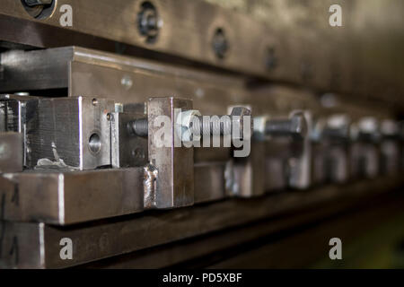 Vecchio rustico classico verde vintage retrò parte macchina costruzione meccanica premere per lamiera in acciaio forte trasformazione premere Foto Stock