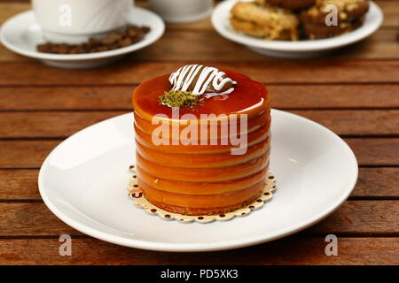 Torta al caramello su piastra Foto Stock