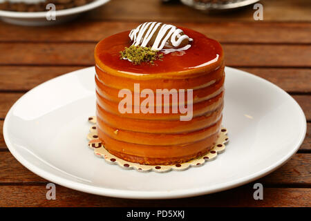 Torta al caramello su piastra Foto Stock