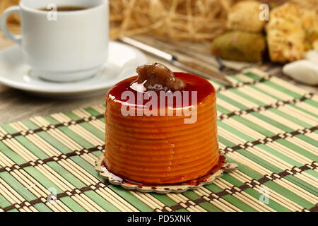 Torta al caramello su piastra Foto Stock