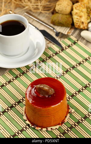 Torta al caramello su piastra Foto Stock