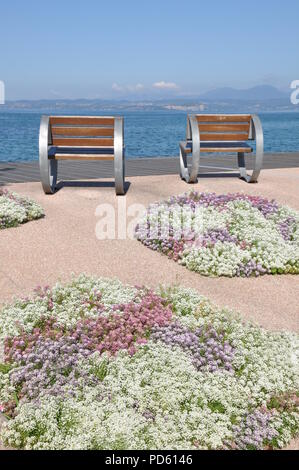 Svuotare banches sulla promenade Bardolino lago di Garda, Italia Foto Stock