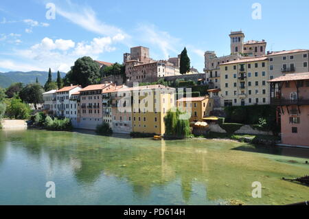 Bassano del Grappa oltre il fiume Brenta Foto Stock