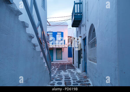 Empty Street nella città di Mykonos, Chora, Grecia Foto Stock