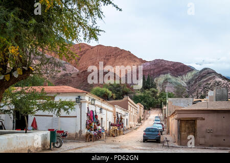 Purmamarca città con la collina dei Sette Colori (Cerro de los siete colores) sullo sfondo - Purmamarca, Jujuy, Argentina Foto Stock