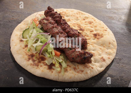 Indian tikka shish kebab naan wrap Foto Stock