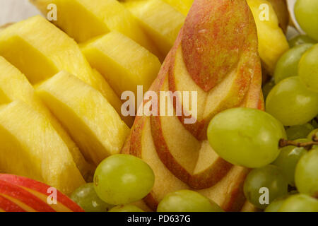 Molto bella e artisticamente frutta a fette su un piatto da portata. Foto Stock