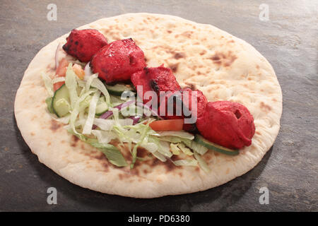 Indian tikka shish kebab naan wrap Foto Stock