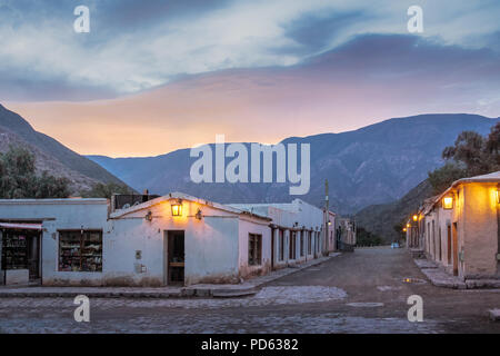 Purmamarca città di notte - Purmamarca, Jujuy, Argentina Foto Stock