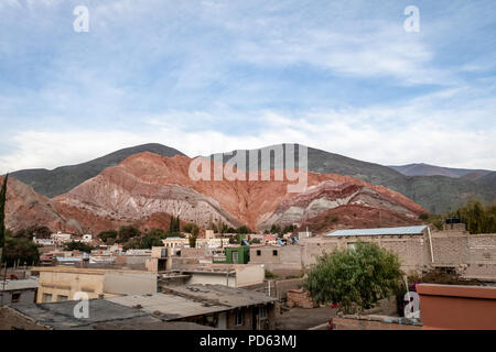 Colle di sette colori (Cerro de los siete colores) a Purmamarca town - Purmamarca, Jujuy, Argentina Foto Stock