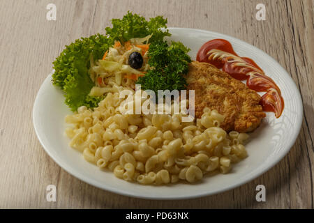 Pasta con un pezzo di carne alla griglia e insalate. Foto Stock