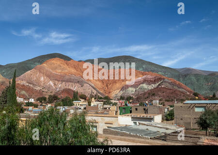 Colle di sette colori (Cerro de los siete colores) a Purmamarca town - Purmamarca, Jujuy, Argentina Foto Stock