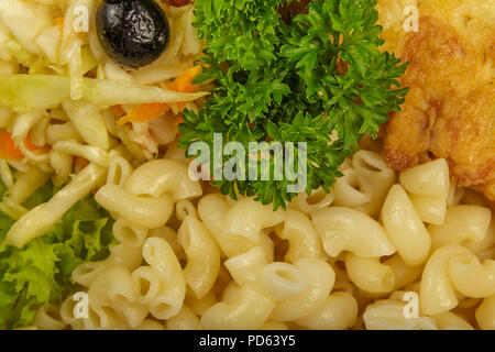 Pasta con un pezzo di carne alla griglia e insalate. Foto Stock