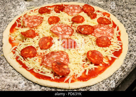 Lo chef rendendo la pizza fresca Foto Stock