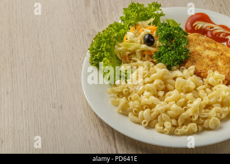 Pasta con un pezzo di carne alla griglia e insalate. Foto Stock