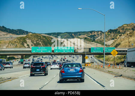 Los Angeles, 21 maggio: Superstrada traffico e sulla montagna maggio 21, 2017 a Los Angeles in California Foto Stock