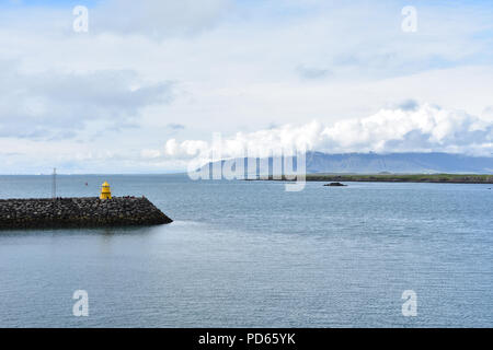 Vista dalla nave vicino a Reykjavik, Islanda. Luglio, 2018 Foto Stock