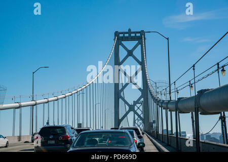 San Francisco, 21 maggio: il traffico sul San Francisco Oakland Bay Bridge il 21 maggio 2017 a San Francisco, California Foto Stock