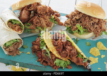 Tirate la carne di maiale taco panini avvolge Foto Stock