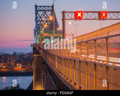 Una lunga esposizione colpo di Jacques Cartier illuminazione a ponte a Montreal, Quebec, Canada. Foto Stock