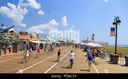 La gente a piedi e in mountain bike lungo la passerella a Ocean City, New Jersey, STATI UNITI D'AMERICA Foto Stock