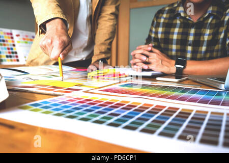 Graphic Designer scegliere i colori da bande di colore dei campioni per la progettazione .Designer grafico creatività concetto di lavoro . Foto Stock