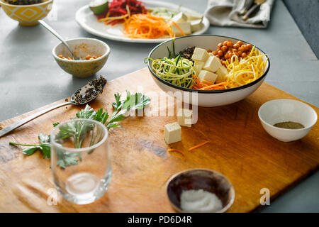 Cibo sano e pulito il concetto di mangiare. Recipiente di cottura di buddha spiralizzato verdure Foto Stock