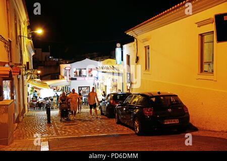 Ristoranti nella città vecchia di notte con turisti che si godono la impostazione, Albufeira, Portogallo, Europa. Foto Stock