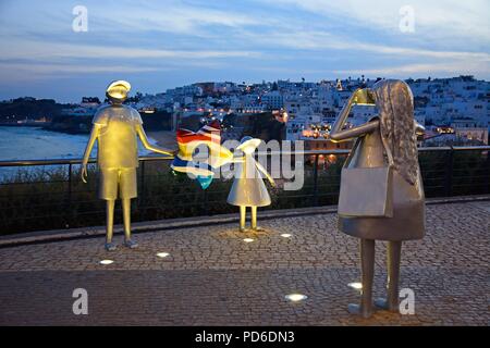 Statue sul Miradouro do Pau da Bandeira mirador con vista su tutta la città al crepuscolo, Albufeira, Portogallo, Europa. Foto Stock