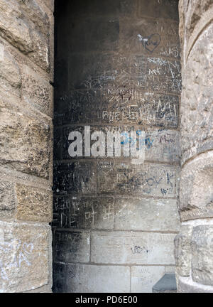 Barcellona, Spagna - 9 Maggio 2018: dettagli degli esterni della chiesa della Sagrada Familia - parete scarabocchiati dai turisti in una delle torri. Foto Stock
