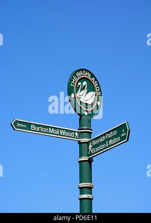 Il cartello Washlands contro un cielo blu, Burton upon Trent, Staffordshire, Regno Unito, Europa occidentale. Foto Stock