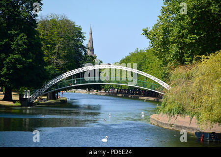 Vista del piede di un ponte sul Fiume Great Ouse fluente attraverso Bedford, Regno Unito Foto Stock