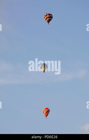 I palloni ad aria calda la creazione di un pattern in estate cielo di sera Foto Stock