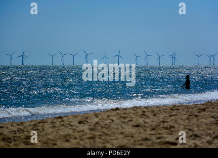 La figura nel mare di fronte offshore di energia rinnovabile wind farm, Winterton sul mare, Norfolk, Regno Unito Foto Stock