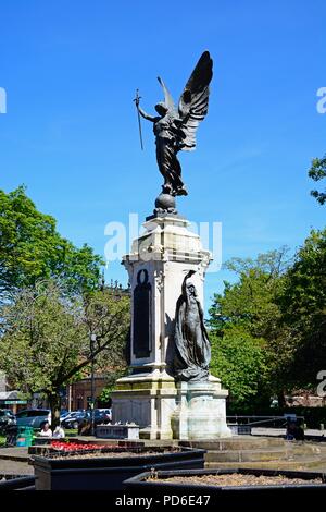 Vista del memoriale di guerra a Lichfield Street Gardens, Burton upon Trent, Staffordshire, Regno Unito, Europa occidentale. Foto Stock