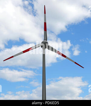 Rosso e bianco Pala eolica nel cielo blu con nuvole Foto Stock