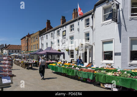 Giorno di mercato in estate, Selby, North Yorkshire, Regno Unito; con il George Inn in background. Foto Stock