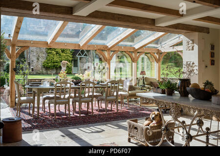 Conservaory vetro interno. Spaziosa sala da pranzo interna in vetro interno del conservatorio di antico casale in pietra del XIX secolo. Foto Stock
